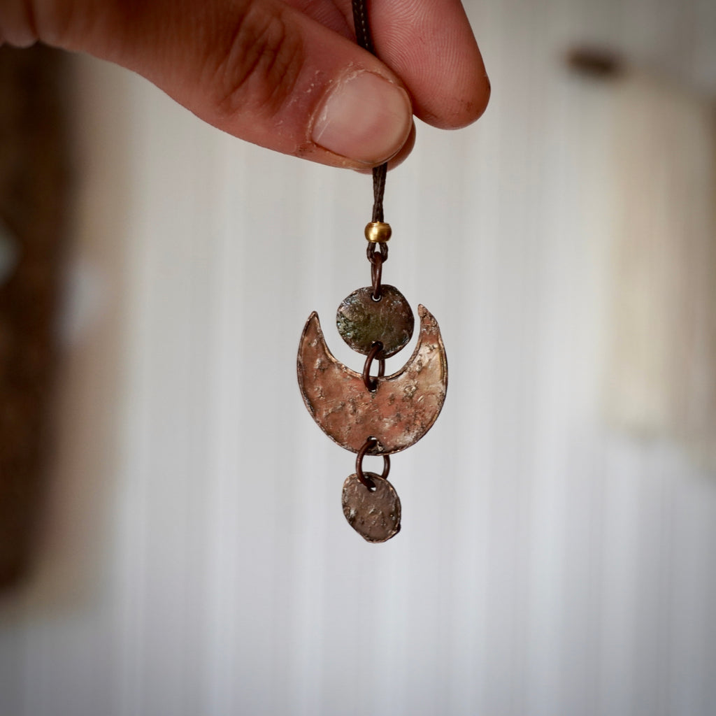 Collana con cerchietti e mezzaluna