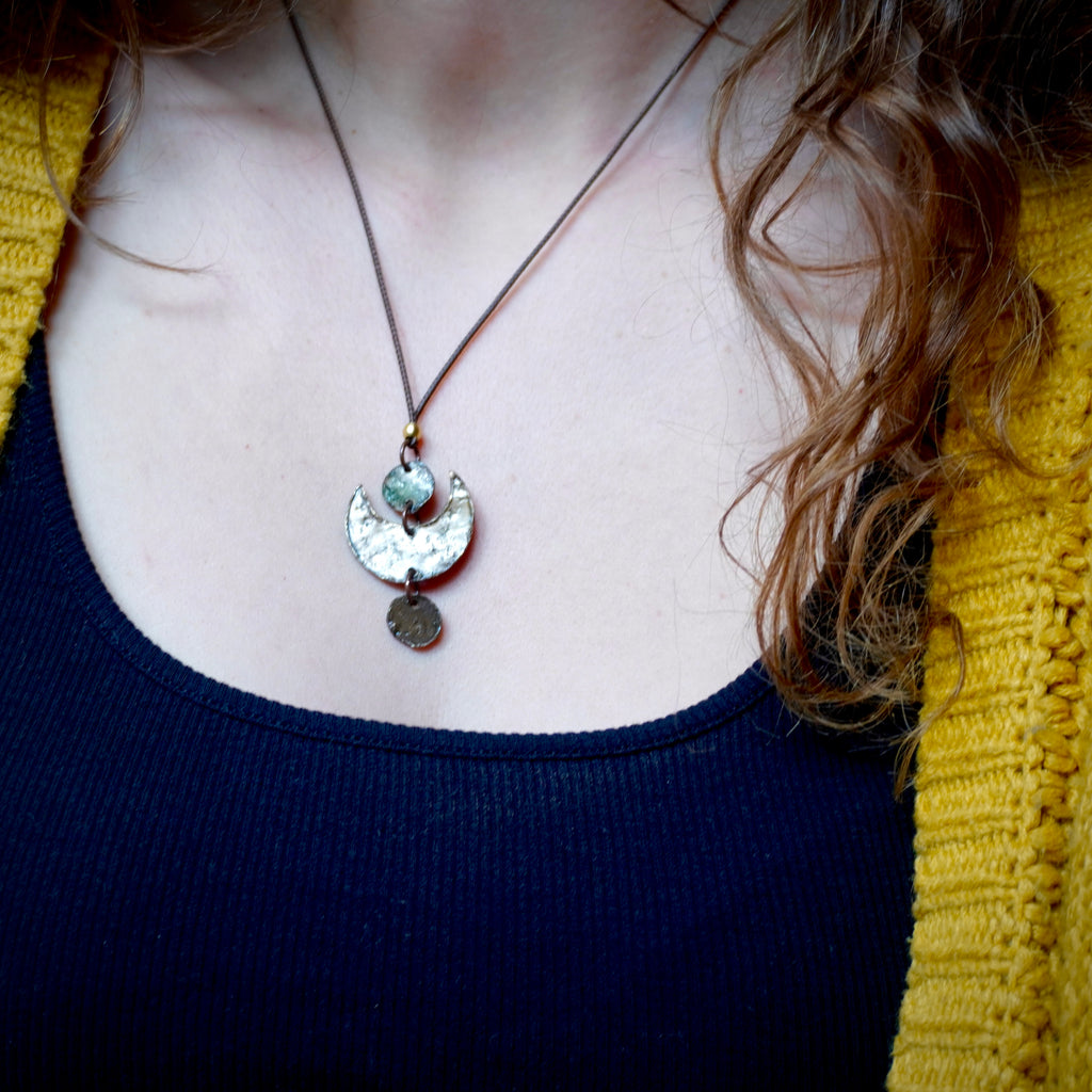 Collana con cerchietti e mezzaluna