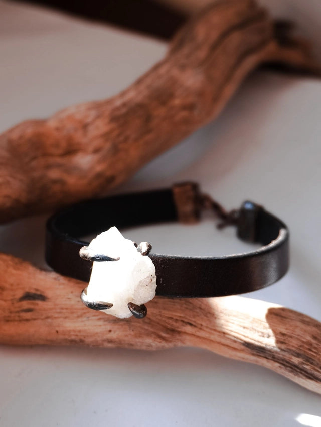 Bracciale in cuoio con quarzetto grezzo