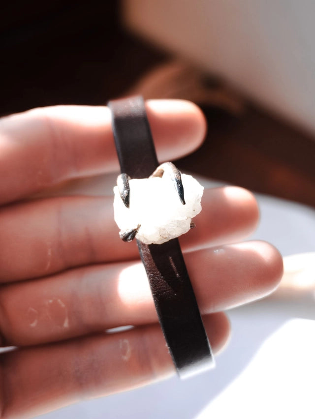 Bracciale in cuoio con quarzetto grezzo
