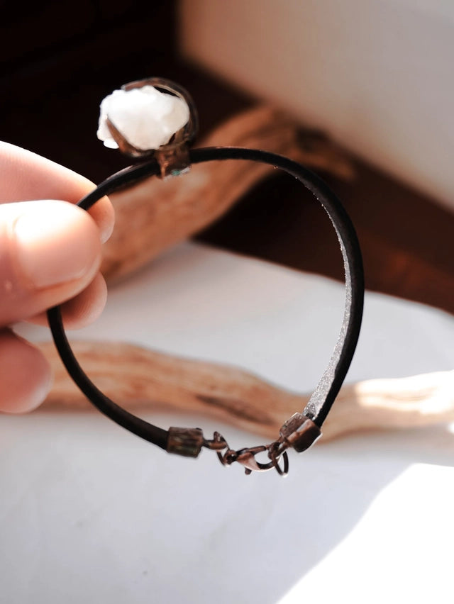 Bracciale in cuoio con quarzetto grezzo