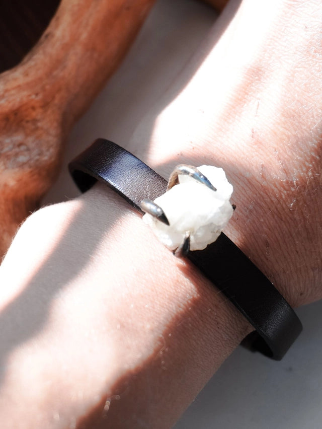 Bracciale in cuoio con quarzetto grezzo