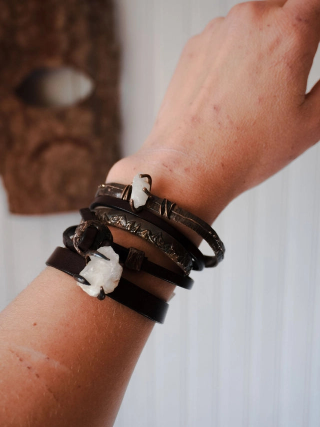 Bracciale in cuoio con quarzetto grezzo