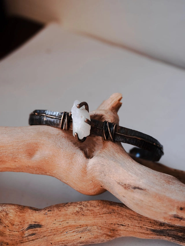 Bracciale rigido in bronzo con quarzetto grezzo