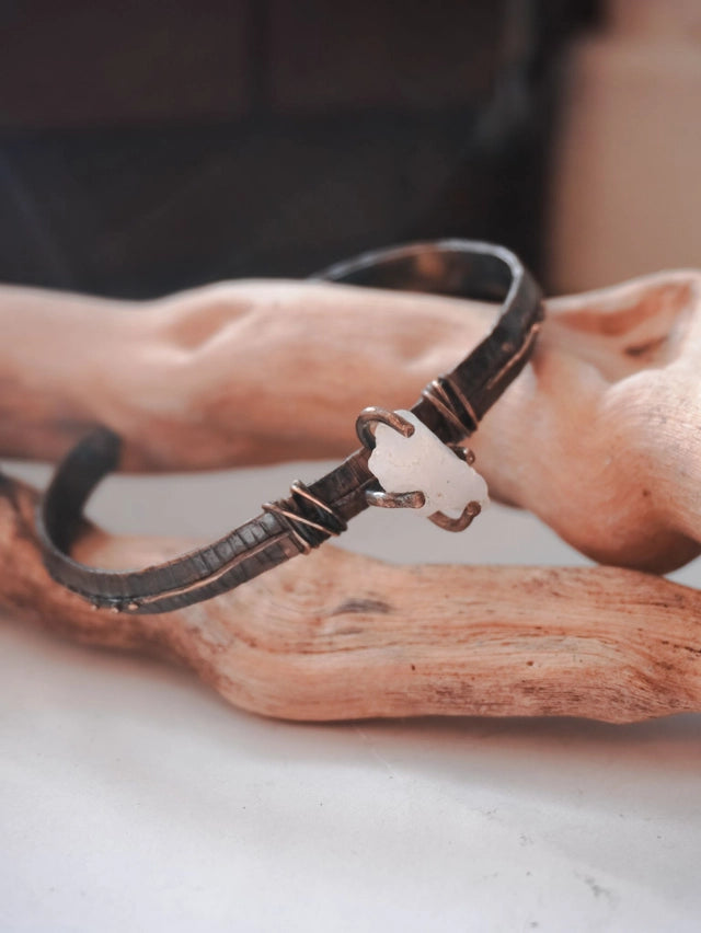 Bracciale rigido in bronzo con quarzetto grezzo