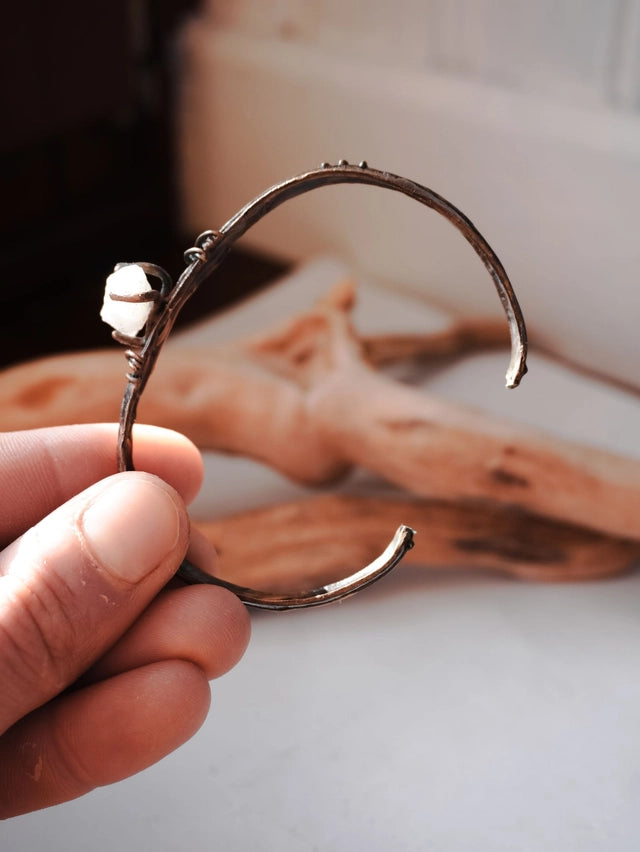 Bracciale rigido in bronzo con quarzetto grezzo