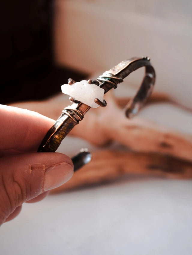 Bracciale rigido in bronzo con quarzetto grezzo